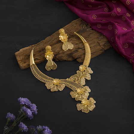 Gold necklace set with earrings