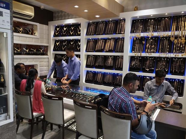 Customers at Narenkumar Jewellers Mira Road